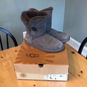 UGG Bailey Button Boot 5803 Grey Size 9 worn 1x